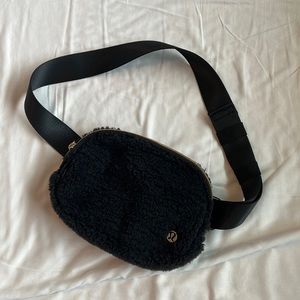 Lululemon Authentic Everywhere Belt Bag Fleece Black